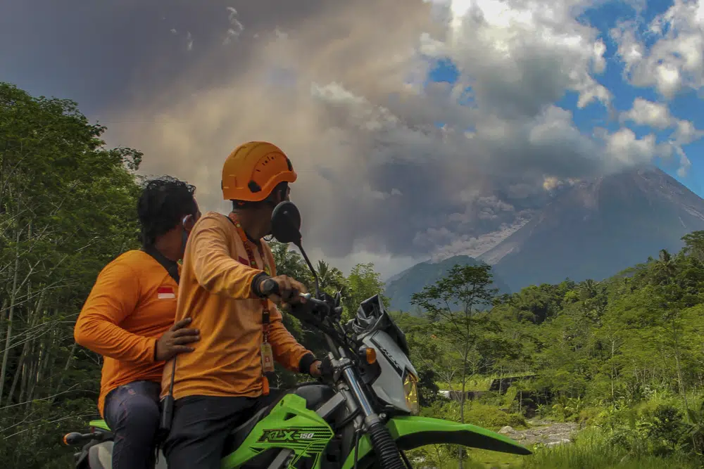 外媒：印尼默拉皮火山发生喷发 当地政府正持续监测